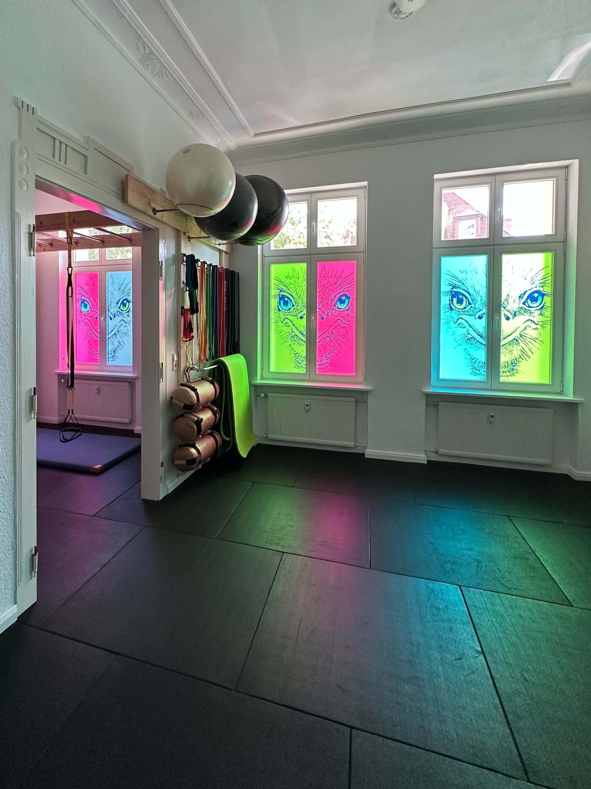 Trainingsraum bei move.room Leipzig mit farbigen Fensterfolien und Equipment von Carina Lange