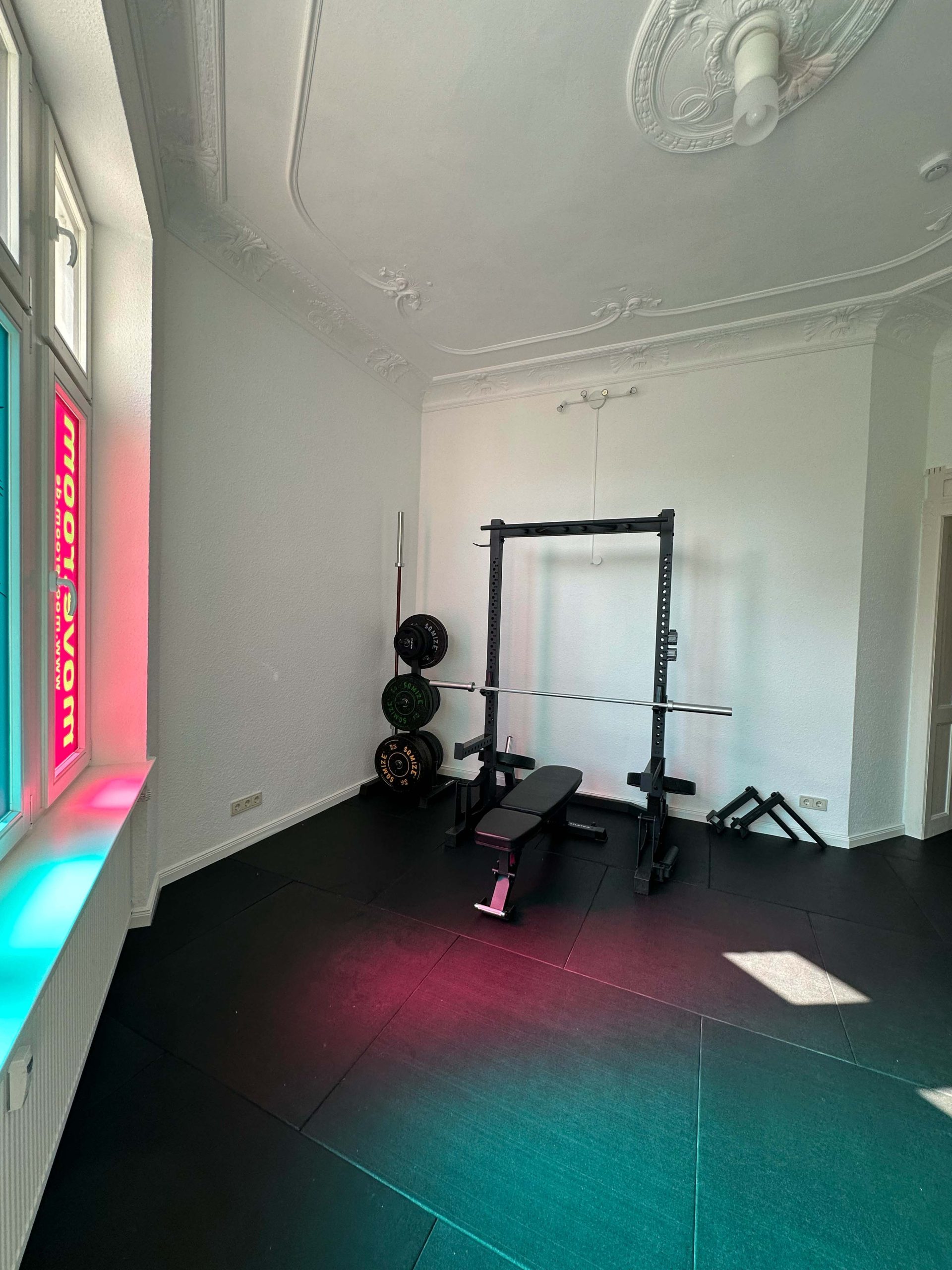 Langhantel-Trainingsbereich mit Hantelbank, Rack und Weightplates bei move.room Leipzig von Carina Lange