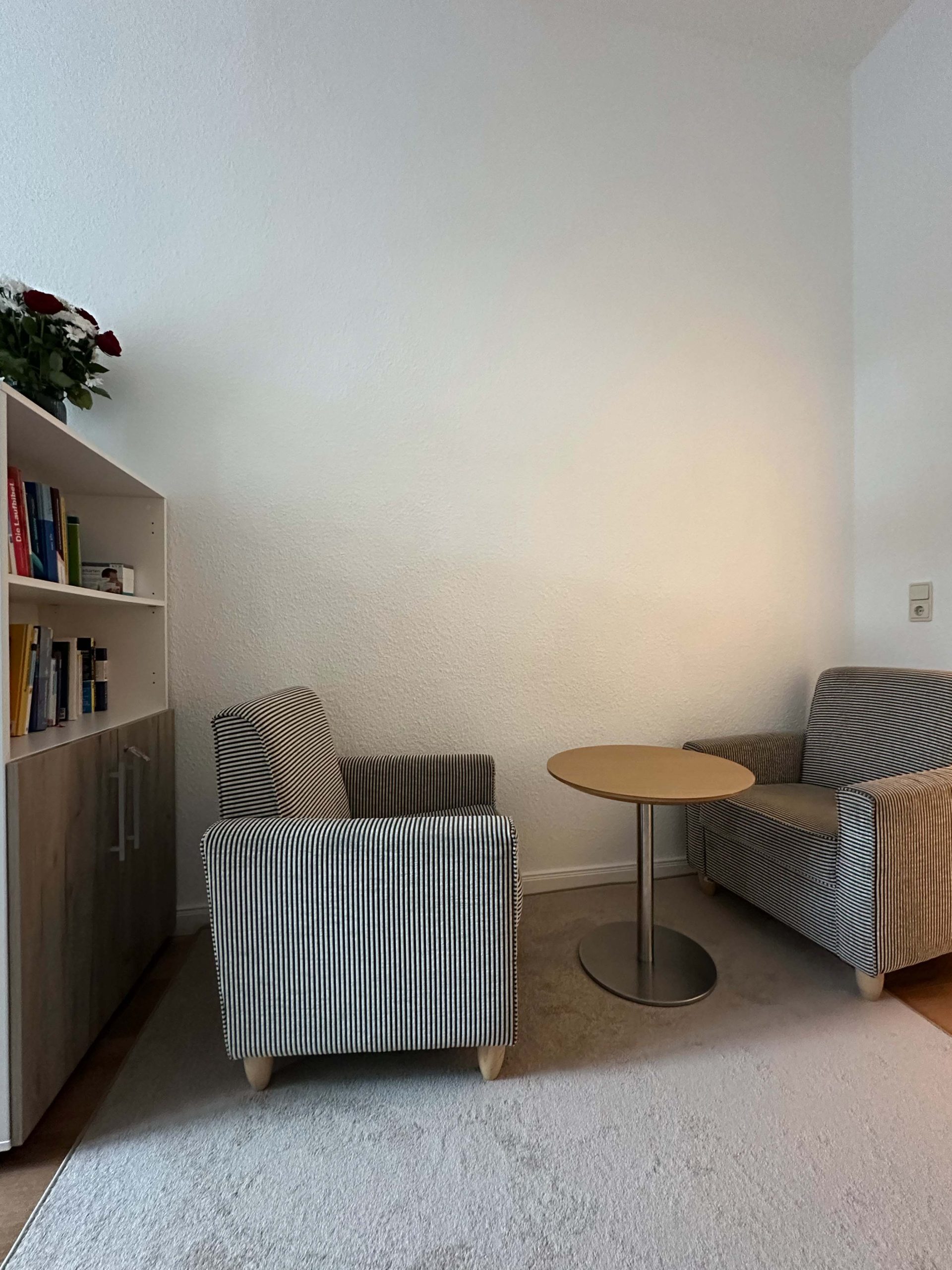 Gesprächsecke mit Sesseln im move.room Leipzig für Personal Training mit Carina Lange